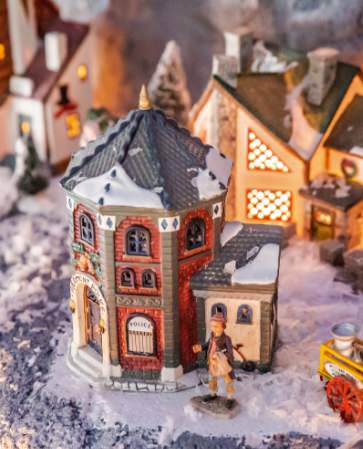 Exposition de villages de Noël miniatures illuminés